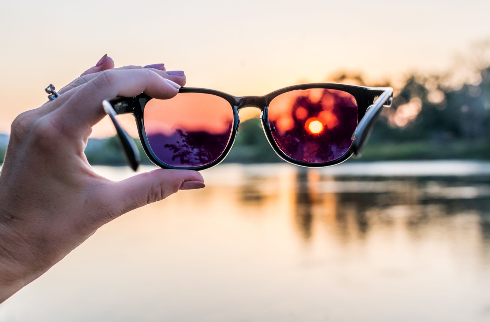 How can you tell if sunglasses are polarized on sale